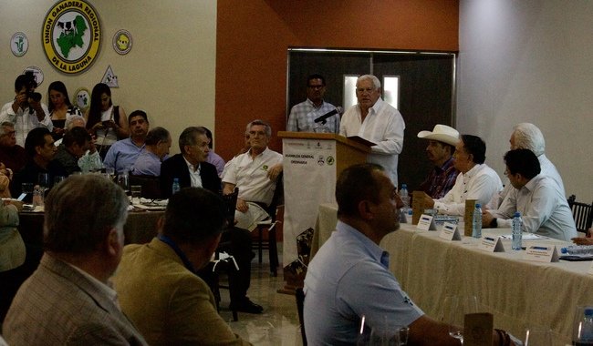 Clausura secretario de Agricultura asamblea de la Asociación Mexicana de Productores de Leche